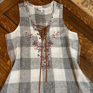 NWOT Shyanne embroidered top